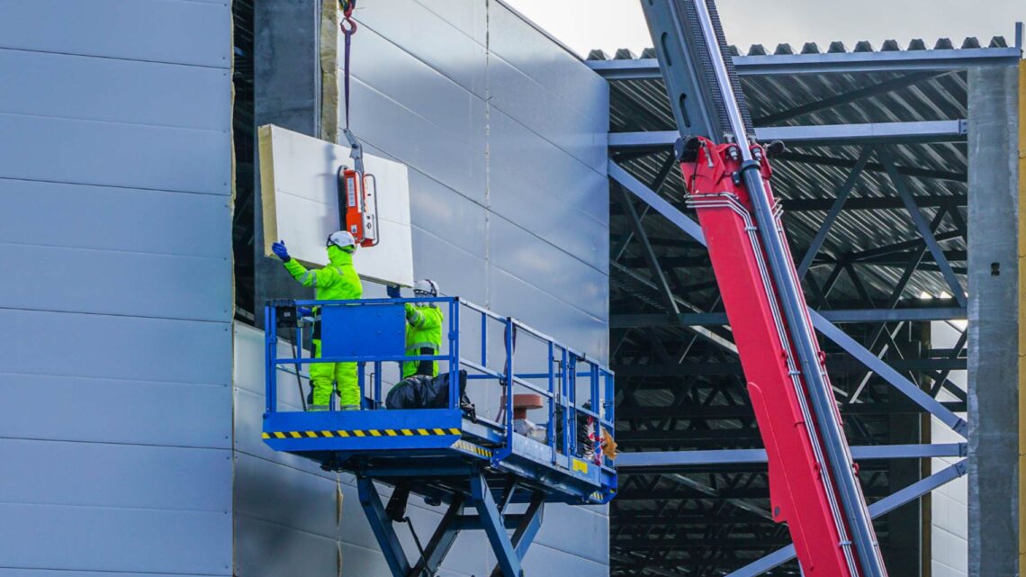 Płyty warstwowe – materiał na budowę, po który warto sięgnąć