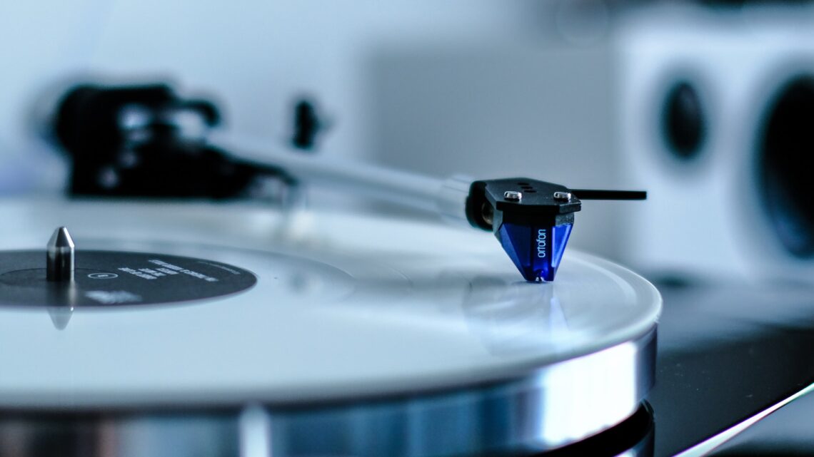 Pokój Audiofila: Jak Stworzyć Idealne Miejsce do Słuchania Muzyki