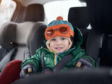 Dziecko w foteliku samochodowym dla dziecka