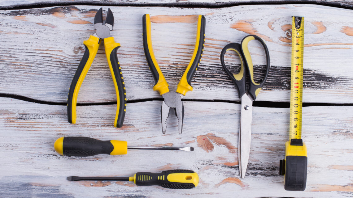 Prezent dla elektryka – Praktyczne narzędzia i sprzęt Prezent dla elektryka – Praktyczne narzędzia i sprzęt