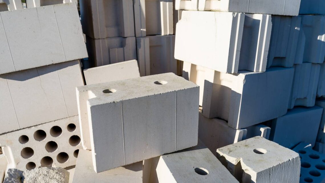 Montaż pustaków szalunkowych Montaż pustaków szalunkowych