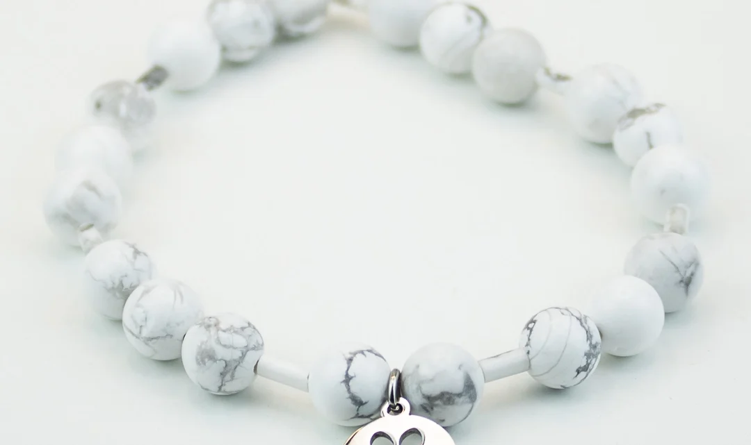 Howlit – kamień o wyjątkowych właściwościach i duchowym znaczeniu