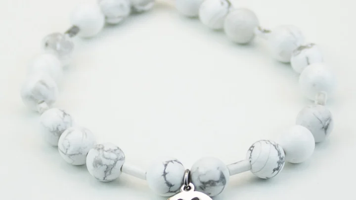 Howlit – kamień o wyjątkowych właściwościach i duchowym znaczeniu