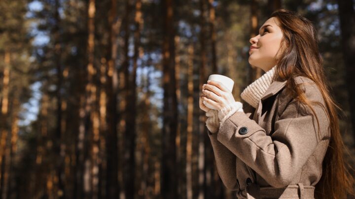 Czym się kierować wybierając płaszcz damski?